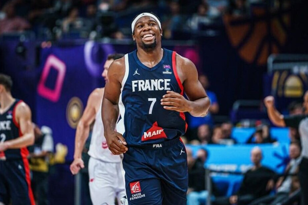 亚布塞莱重返NBA！加盟费城76人队在对阵雄鹿队中贡献10分
